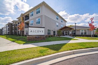 Alcove at Russell Cave in Lexington, KY - Foto de edificio - Building Photo