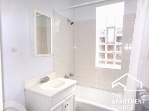 6916 N Lakewood Ave, Unit 407 in Chicago, IL - Building Photo - Building Photo