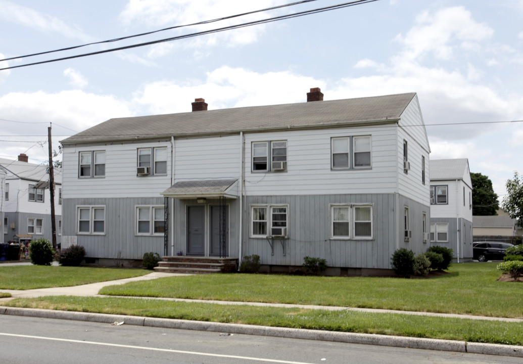 754 Bayway Cir in Elizabeth, NJ - Building Photo