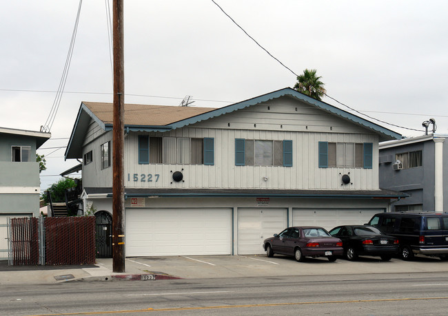 15227 Prairie Ave in Lawndale, CA - Foto de edificio - Building Photo