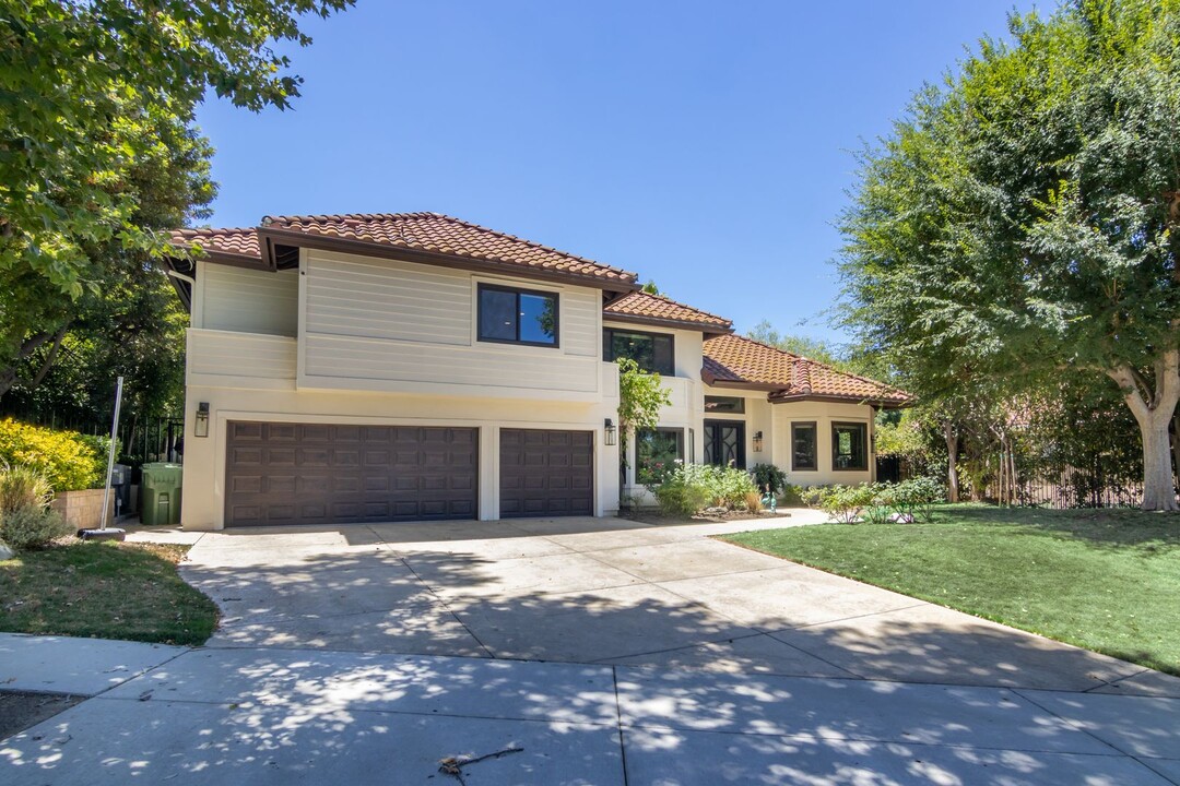 23010 Peacock Ct in Calabasas, CA - Building Photo