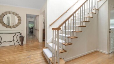 17 Hilltop Dr W in Great Neck, NY - Building Photo - Building Photo