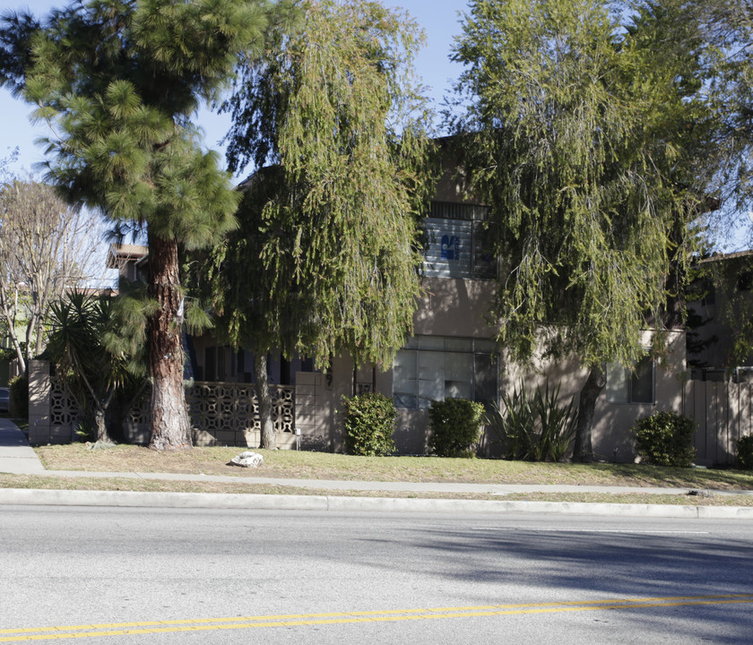 19429 Victory Blvd in Reseda, CA - Building Photo