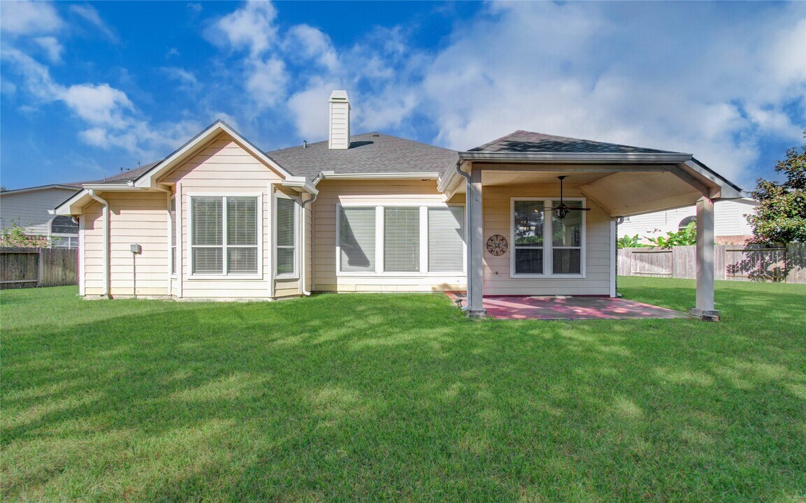 10714 Barker Lake in Cypress, TX - Building Photo