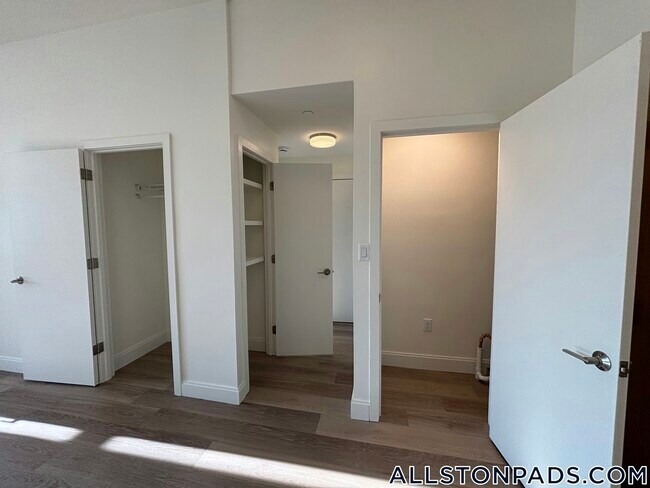 1079 Commonwealth Ave in Boston, MA - Building Photo - Building Photo