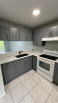 4010 Lakeside Dr in Tamarac, FL - Building Photo