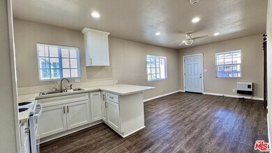 6117 1/2 S Victoria Ave in Los Angeles, CA - Building Photo - Building Photo