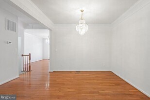 2225 Potomac Club Pkwy in Woodbridge, VA - Building Photo