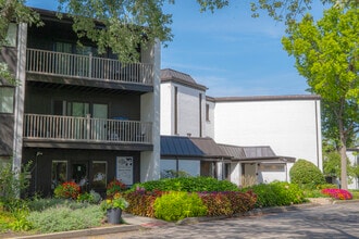 The Eagles in Elk Grove Village, IL - Building Photo - Building Photo