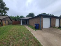 341 Spring Branch Ln in Kennedale, TX - Foto de edificio - Building Photo