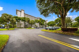 575 Oaks Ln in Pompano Beach, FL - Building Photo