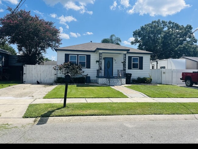 226 E Casa Calvo St in Chalmette, LA - Building Photo - Building Photo