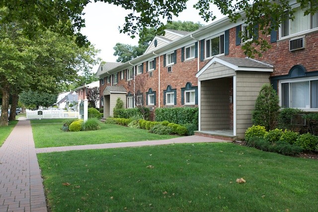 Fairfield Manor in West Babylon, NY - Building Photo