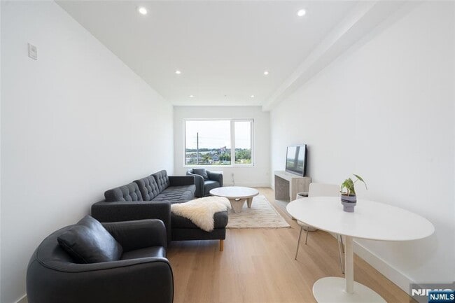 3309 Liberty Ave, Unit 204 in North Bergen, NJ - Foto de edificio - Building Photo