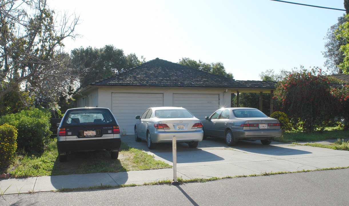 10040 Bianchi Way in Cupertino, CA - Foto de edificio