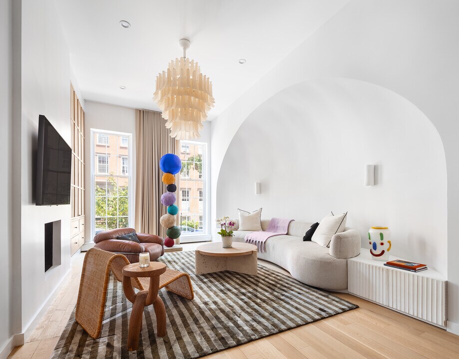 346 W 22nd St in New York, NY - Building Photo