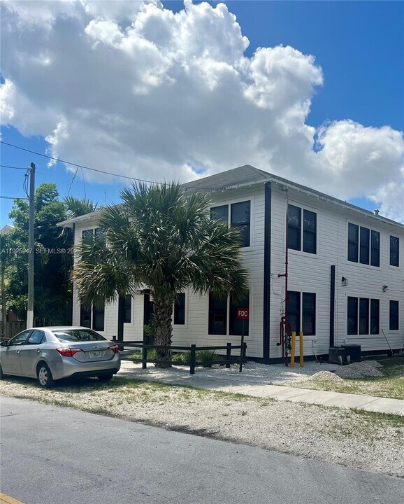 842 Himmarshee St in Fort Lauderdale, FL - Building Photo