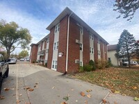 614 E Jefferson St in Iowa City, IA - Foto de edificio - Building Photo