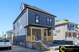 14 White St, Unit 1 in Arlington, MA - Foto de edificio - Building Photo