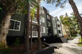 685 Kelton Ave in Los Angeles, CA - Foto de edificio - Building Photo