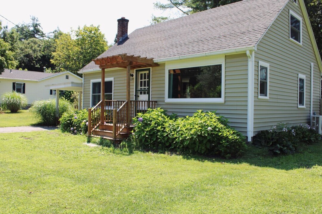 11 Raymond Ave in Canaan, CT - Building Photo