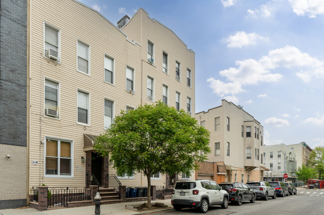 129 Newton St in Brooklyn, NY - Foto de edificio - Building Photo