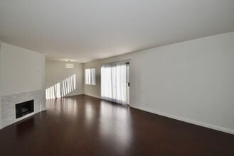 15128 Burbank Blvd, Unit 28-108 in Los Angeles, CA - Building Photo - Building Photo
