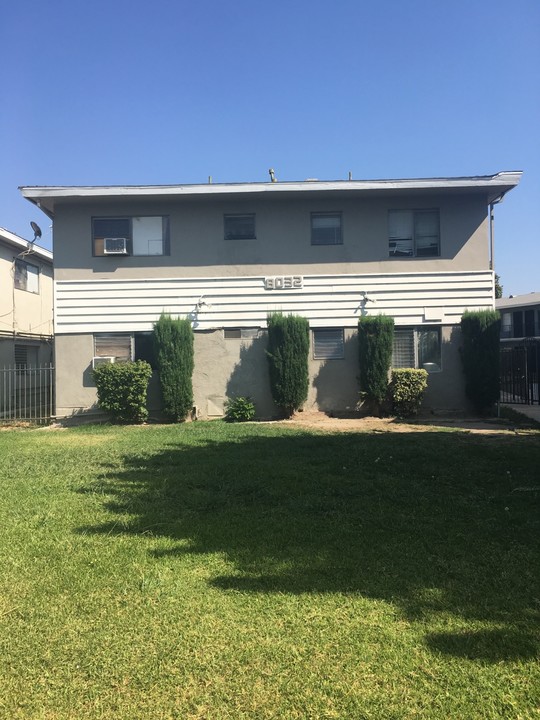 8032 Boer Ave in Whittier, CA - Foto de edificio