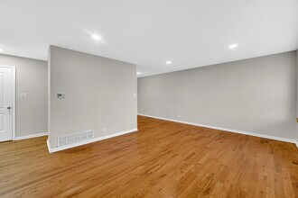 2301 Knollwood Cir in Schaumburg, IL - Building Photo - Building Photo