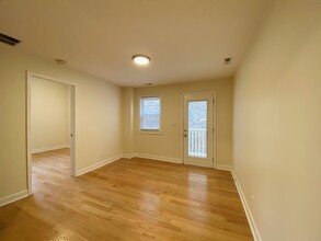 1452 W Taylor St, Unit 2R in Chicago, IL - Building Photo - Building Photo