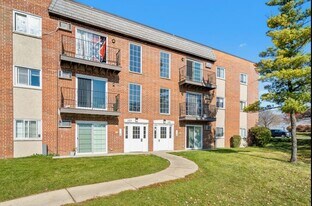 101 W Elk Trail in Carol Stream, IL - Building Photo