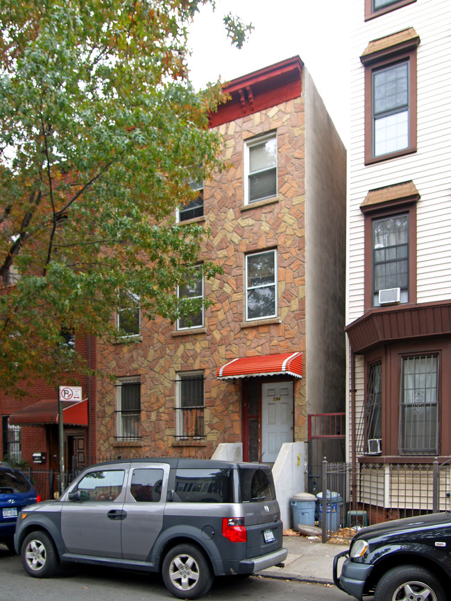 596 Driggs Ave in Brooklyn, NY - Foto de edificio - Building Photo