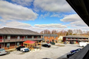 Charleswood Condo Apartments in Louisville, KY - Building Photo