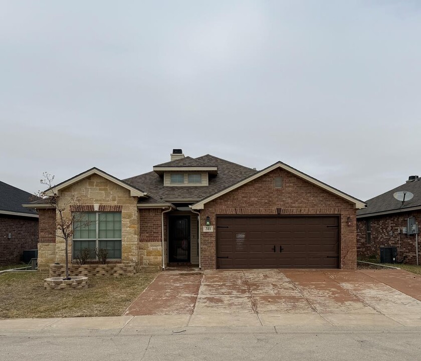 311 E 97th St in Odessa, TX - Building Photo