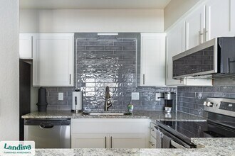 5704 W Thomas Rd in Phoenix, AZ - Foto de edificio - Building Photo