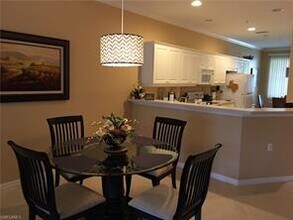 4844 Hampshire Ct-Unit -206 in Naples, FL - Foto de edificio - Building Photo