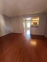 Russell Court Apartments in Los Angeles, CA - Foto de edificio - Interior Photo