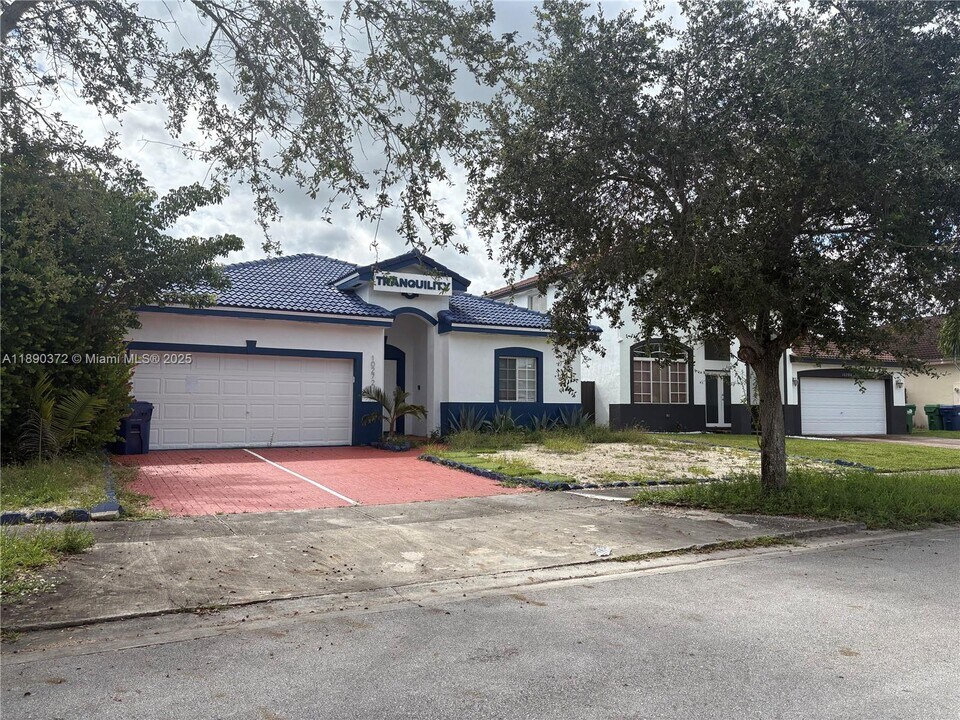 10272 SW 227th Ln in Cutler Bay, FL - Building Photo