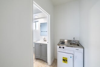 Chesapeake Studio Apartments in Hialeah, FL - Foto de edificio - Interior Photo