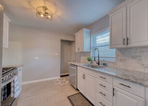 6730 W Devon Ave in Chicago, IL - Building Photo - Building Photo