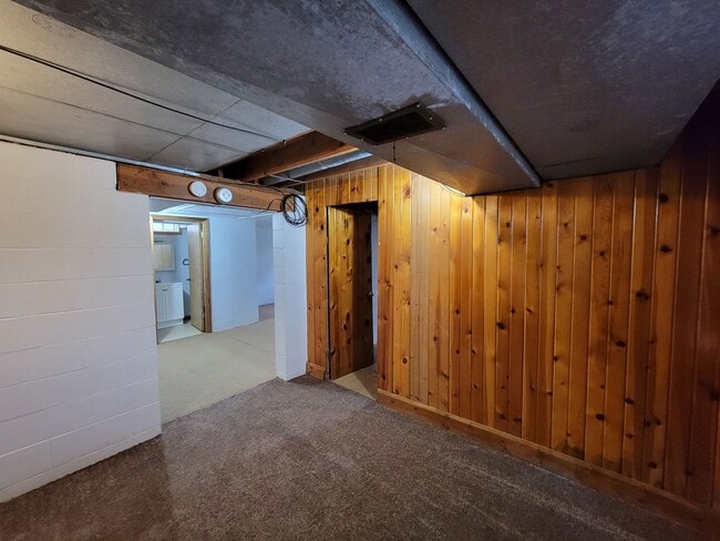 402 Beverly Hills St in Waterloo, IA - Building Photo - Building Photo