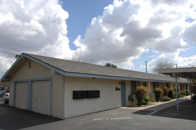 Village Lane Apartments in Kingsburg, CA - Building Photo - Building Photo