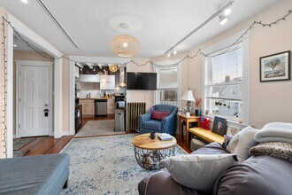 61 Cummins Hwy in Boston, MA - Foto de edificio - Building Photo