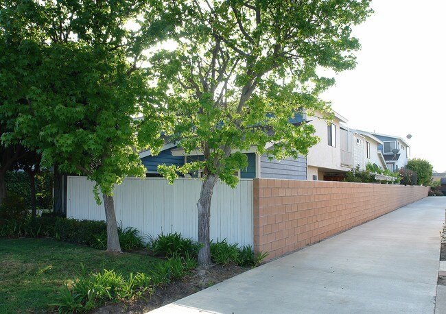 2674 Orange Ave in Costa Mesa, CA - Foto de edificio - Building Photo