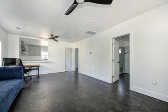2111 35th St in Sacramento, CA - Building Photo - Building Photo