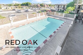 11823 Lakewood Blvd in Downey, CA - Foto de edificio - Building Photo