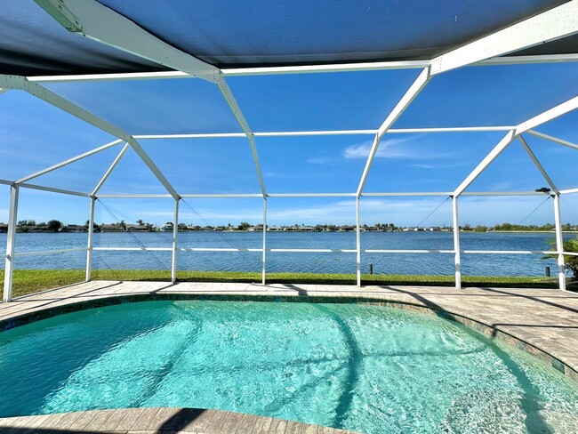 814 SW Santa Barbara Pl in Cape Coral, FL - Foto de edificio - Building Photo