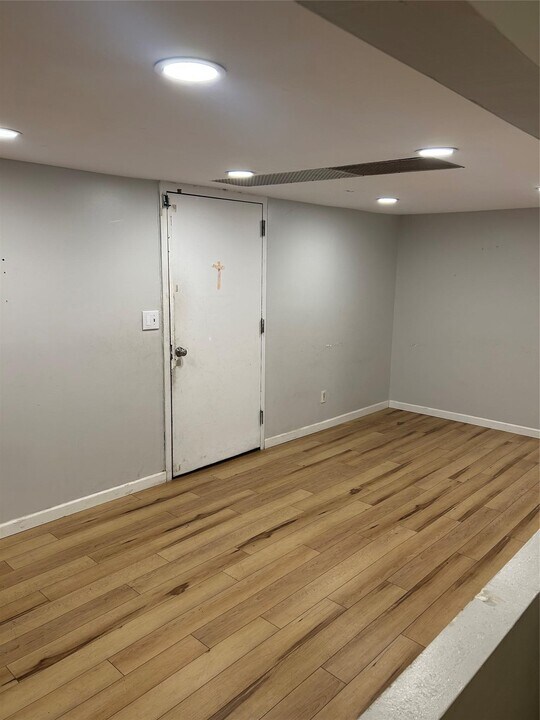 13-55-55 Eggert Pl in Queens, NY - Building Photo