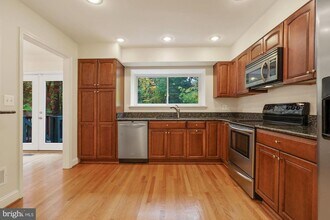 2057 Golf Course Dr in Reston, VA - Building Photo - Building Photo