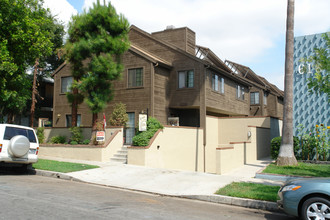 624 E Cedar Ave in Burbank, CA - Building Photo - Building Photo